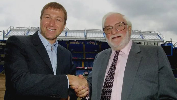 Vị tài phiệt trẻ người Nga Roman Abramovich bất ngờ đến Anh mua Chelsea từ người chủ cũ Ken Bates tháng 7 năm 2003