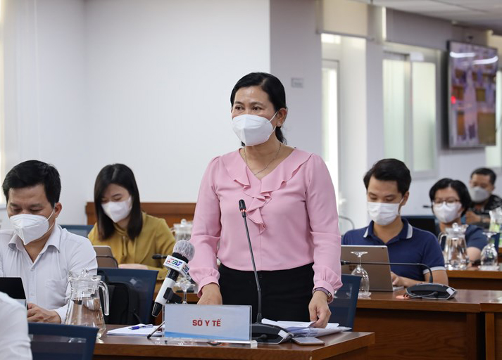 Chánh Văn phòng Sở Y tế Nguyễn Thị Huỳnh Mai thông tin tại cuộc họp của Ban chỉ đạo chiều nay (3/3)