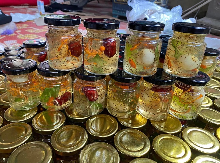 Yến chưng sẵn đắt khách.