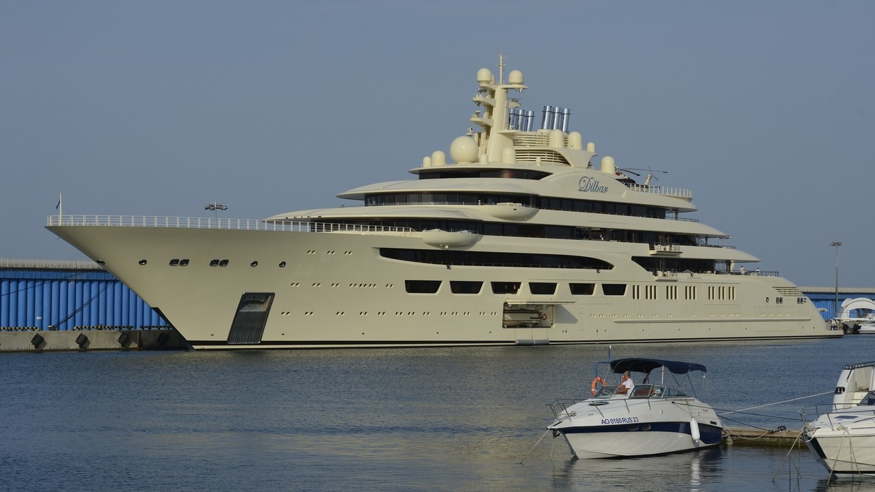 Siêu du thuyền Dilbar của tỷ phú Usmanov neo ở Nga năm 2018.