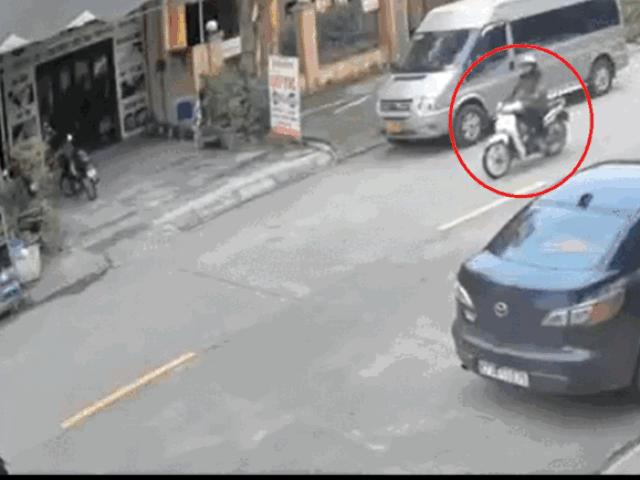 Xe máy - Xe đạp - Clip: Tham của rơi trên đường, lái xe máy bị xe sau tông ngã