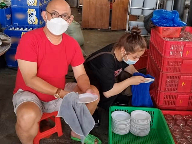 Đời sống Showbiz - "Ông trùm showbiz" đi rửa bát, sao nam có 1.000 cây vàng phải chật vật dọn vệ sinh