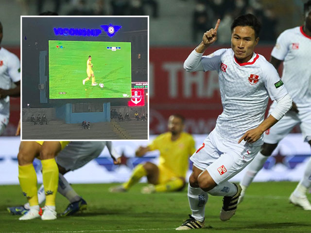 Bóng đá - Hy hữu V-League: Trọng tài "bẻ còi" sau khi xem lại... qua màn hình lớn