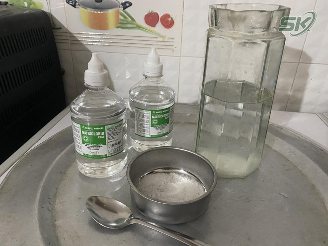 Khi không mua được các sản phẩm súc họng, chị Hằng đã tự tay “chế” nước muối tại nhà bằng muối hạt, muối tinh để phòng ngừa COVID-19. Ảnh: NVCC