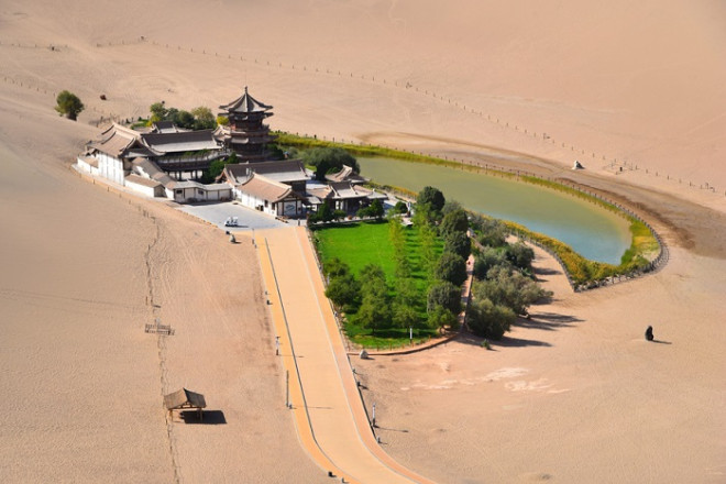 Chiêm ngưỡng Hồ Bán Nguyệt 2.000 năm lọt thỏm giữa sa mạc - 1