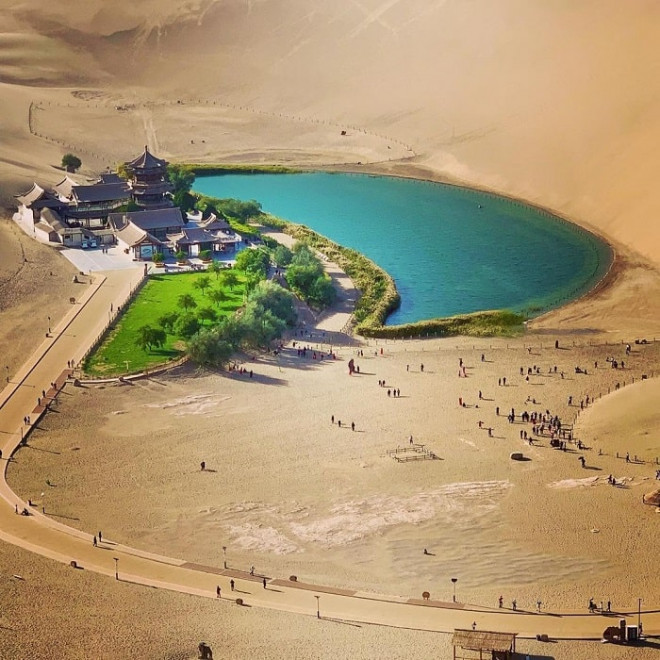 Chiêm ngưỡng Hồ Bán Nguyệt 2.000 năm lọt thỏm giữa sa mạc - 9