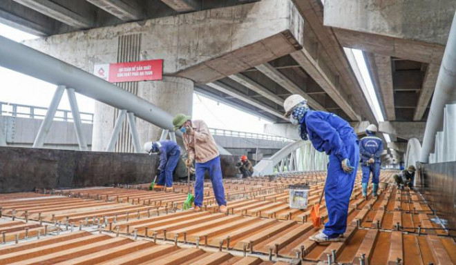 Sau khi thông xe dự án cầu cạn Vành đai 3 đi thấp, UBND TP Hà Nội đã điều chỉnh bổ sung thêm hạng mục cầu cạn vòm sắt đi dưới đường vành đai 3 dành cho phương tiện xe máy với tổng mức đầu tư là 65 tỷ đồng.