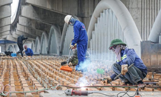 Ông Doãn Trọng Lực, Chỉ huy trưởng công trường xây dựng cầu vòm sắt cho biết: Các đơn vị liên danh nhà thầu đã thi công hoàn thiện cọc khoan nhồi, mố trụ cầu. Hiện tại, các công nhân đang thi công lao lắp 2 nhịp dầm còn lại và hoàn thiện phần mặt cầu.