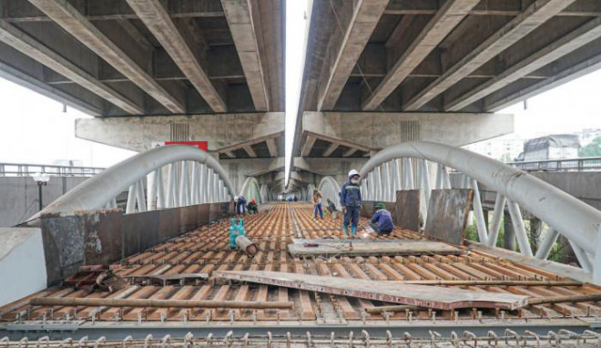Mặt bằng thi công chật hẹp, khó khăn trong việc triển khai các thiết bị thi công công trình, đặc biệt là thi công hạng mục cọc khoan nhồi (thi công trong phạm vi hai hàng trụ đường vành đai 3 trên cao và bị khống chế bởi tĩnh không đường vành đai 3 và lòng hồ Linh Đàm) cũng là những nguyên nhân khiến công trình chưa kịp về đích.