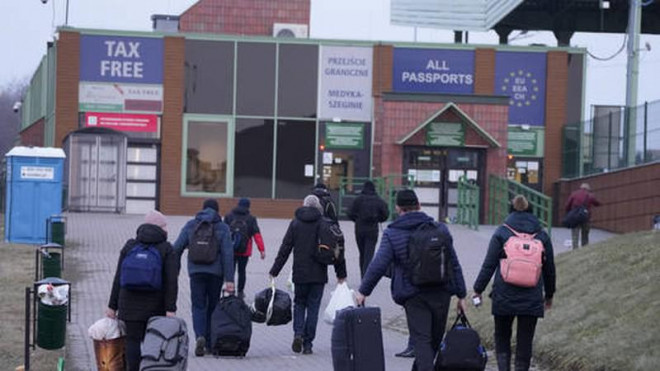 Người dân Ukraine đi bộ tới một cửa khẩu ở Medyka, Ba Lan, vào ngày 3-3. Ảnh: AP