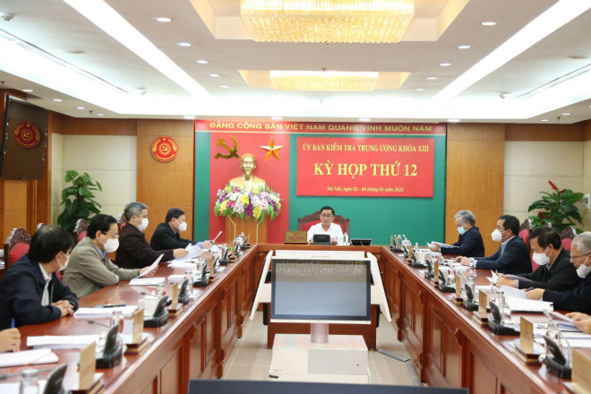 Ông Trần Cẩm Tú chủ trì kỳ họp thứ 12 của UBKT Trung ương - Ảnh: UBKTTW