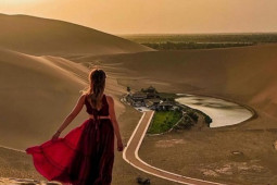 Du lịch - Chiêm ngưỡng Hồ Bán Nguyệt 2.000 năm lọt thỏm giữa sa mạc