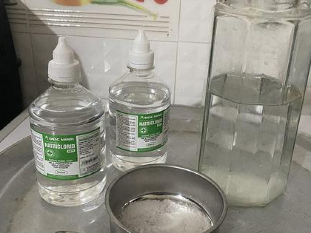 Sức khỏe đời sống - Tự "chế" nước muối sinh lý để súc họng ngừa COVID-19, bác sĩ “chỉ” cách pha đạt tỉ lệ "vàng"
