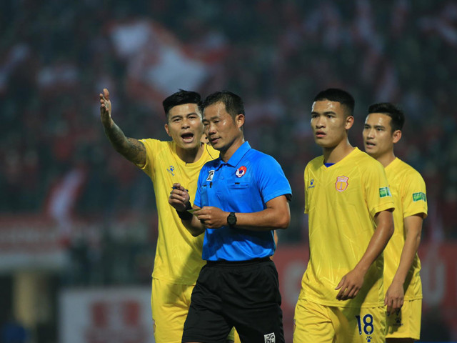 Bóng đá - Vì sao lại có trò hề cả làng cùng “check VAR”?