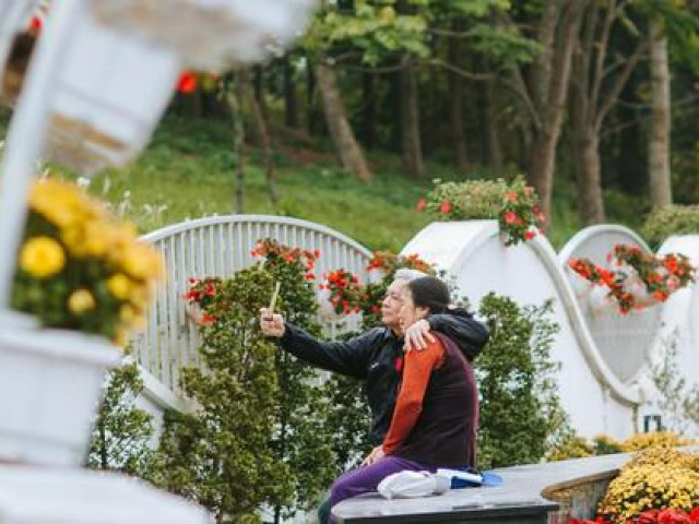 Bạn trẻ - Cuộc sống - Dân mạng "tan chảy" trước khoảnh khắc ngọt ngào của cặp vợ chồng già