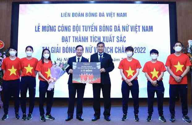 Sau khi đoạt vé dự vòng chung kết World Cup bóng đá nữ thế giới, đội tuyển nữ Việt Nam đã nhận được những phần thưởng lớn bằng tiền và hiện vật, câu chuyện tính thuế với tiền thưởng tiếp tục gây nhiều tranh luận.