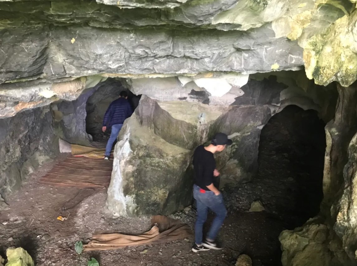 Hang đá nơi nghi phạm lẩn trốn. 