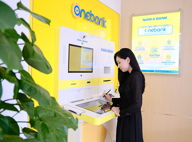 Khách hàng giao dịch tại Hệ sinh thái số ONEBANK by Nam A Bank.