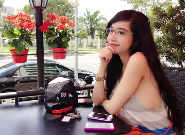 Chân dài Trà Vinh gây chú ý ở quán cafe vì quá gợi cảm - 3