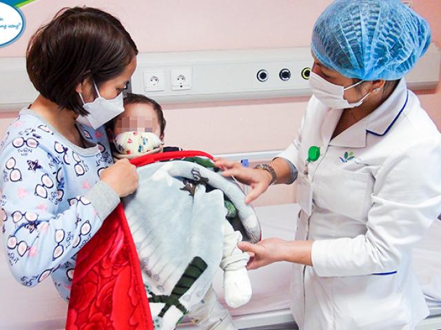 Trẻ được bác sĩ thăm khám tại bệnh viện.