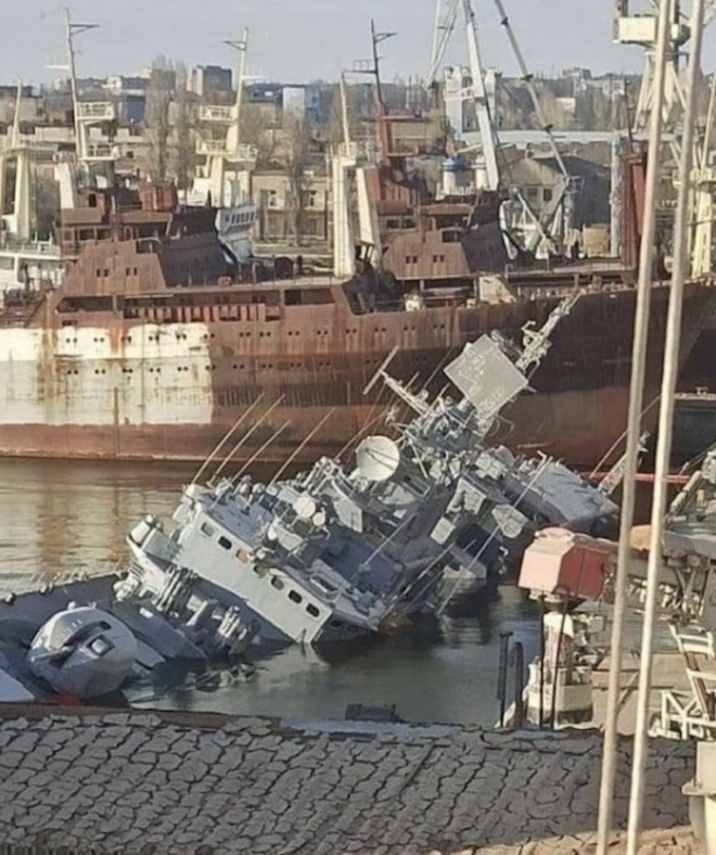 Khinh hạm Hetman Sagaidachny bị đánh đắm tại cảng ở Odessa.