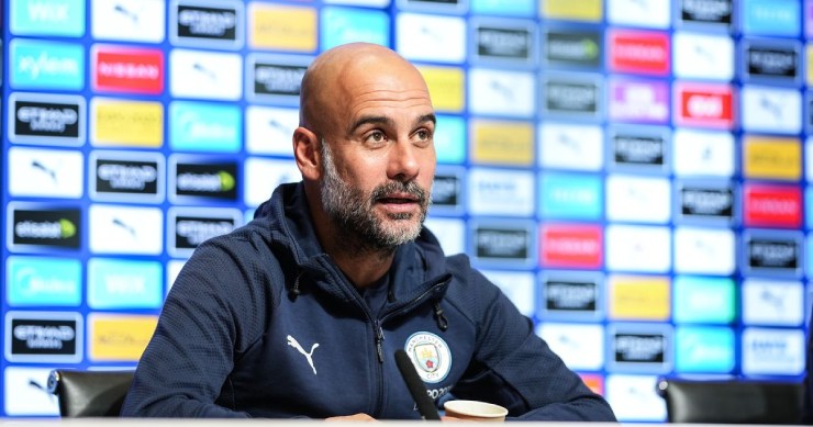 HLV Pep Guardiola trong buổi họp báo trước trận