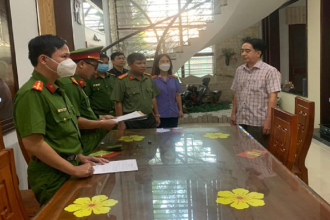 Công an đọc lệnh bắt giữ ông Nguyễn Tấn Long, nguyên Phó Chủ tịch UBND TP Biên Hòa 