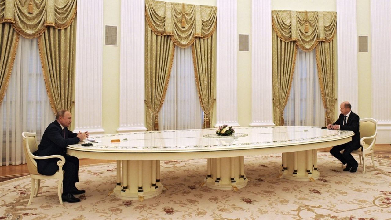 Thủ tướng Đức Olaf Scholz trong một cuộc gặp với Tổng thống Nga Putin (ảnh: RT)