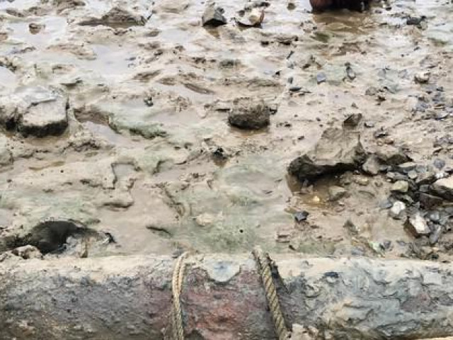 Tin tức trong ngày - Đánh cá trên sông phát hiện bom "khủng" còn nguyên kíp