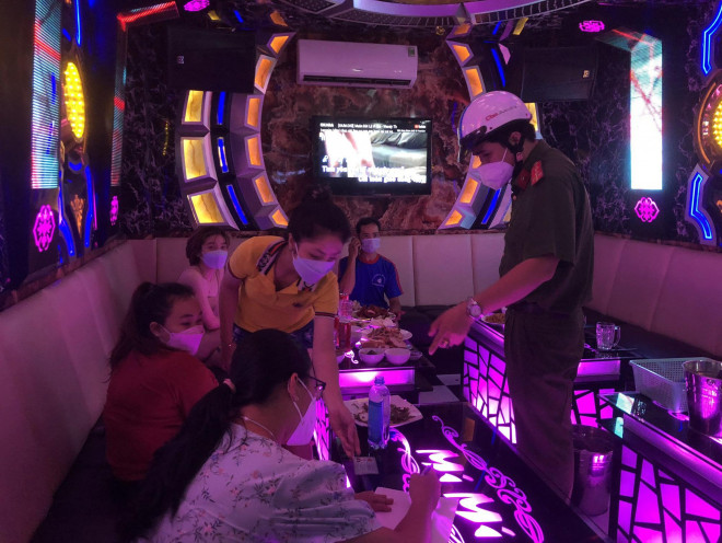 Qua kiểm tra, lực lượng chức năng phát hiện quán karaoke vẫn hoạt động, phớt lờ yêu cầu của UBND TP HCM