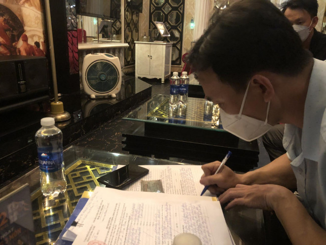 Tổ công tác lập biên bản với các trường hợp vi phạm