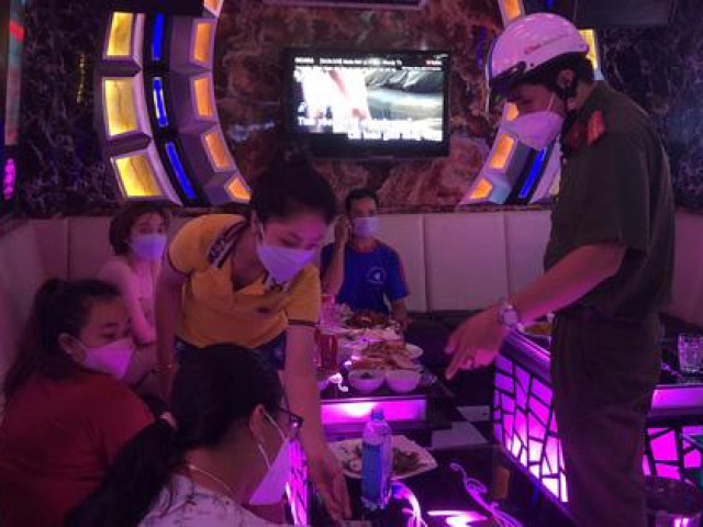 Tin tức trong ngày - TP HCM: Nhiều quán karaoke tại "vùng cam" vẫn hoạt động bất chấp quy định