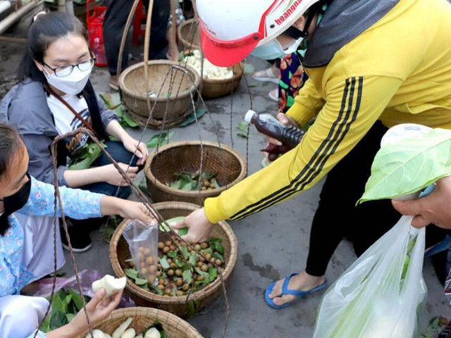 Tin tức trong ngày - Độc đáo phiên chợ lấy lá thay… tiền