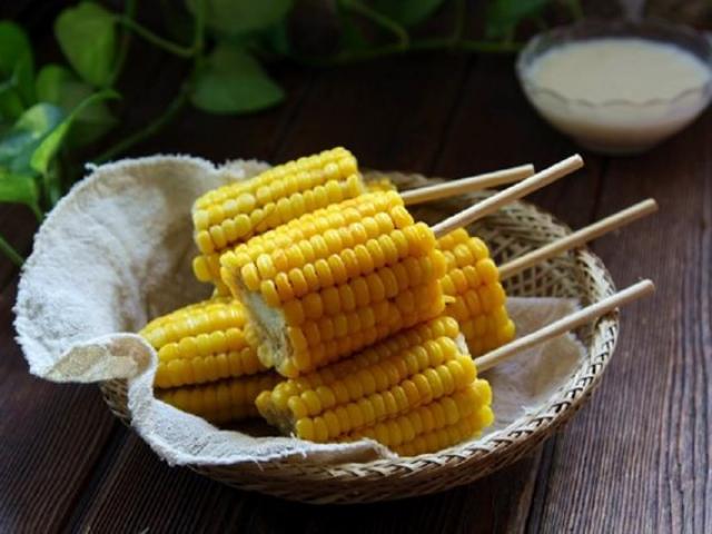 Ẩm thực - Khi luộc ngô chỉ cần cho thêm 2 thứ này, đảm bảo ngô vừa ngọt vừa dẻo mềm