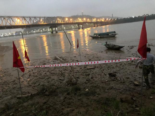 Tiếp nhận thông tin, chính quyền địa phương đã báo cáo Ban CHQS huyện Nghi Xuân, đồng thời cắt cử lực lượng canh gác cảnh báo nguy hiểm, với người dân và tàu thuyền xung quanh.