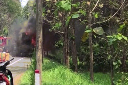 Tin tức trong ngày - Ô tô khách chở hàng chục người đi đám cưới bị bốc cháy dữ dội