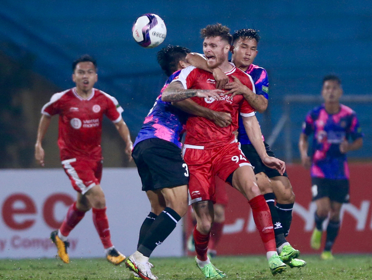 Geovane (áo đỏ) dù bị các hậu vệ Sài Gòn FC chăm sóc "tận tình" nhưng vẫn chơi xuất sắc, ghi được 1 bàn thắng