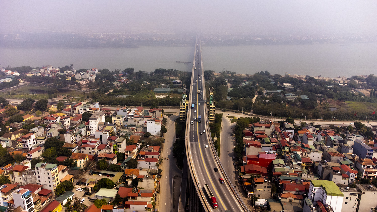 Được khởi công vào ngày 26/11/1974 và khánh thành vào ngày 9/5/1985, Thăng Long là một trong những cây cầu có thời gian thi công dài nhất ở Việt Nam.