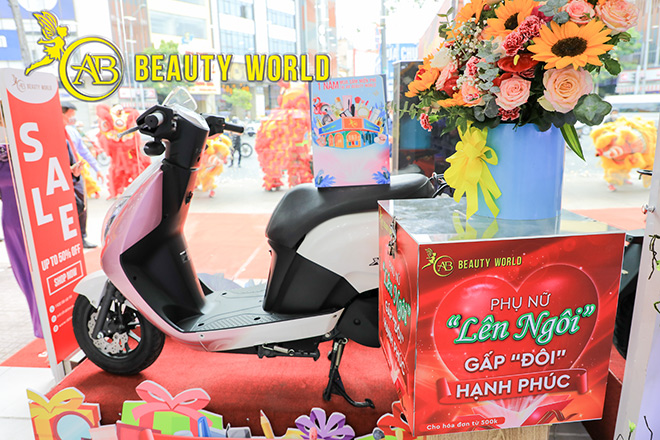 Khai trương AB Beauty World Trần Phú: Đông đảo khách hàng chọn mỹ phẩm chính hãng làm quà tặng dịp 8/3 - 5