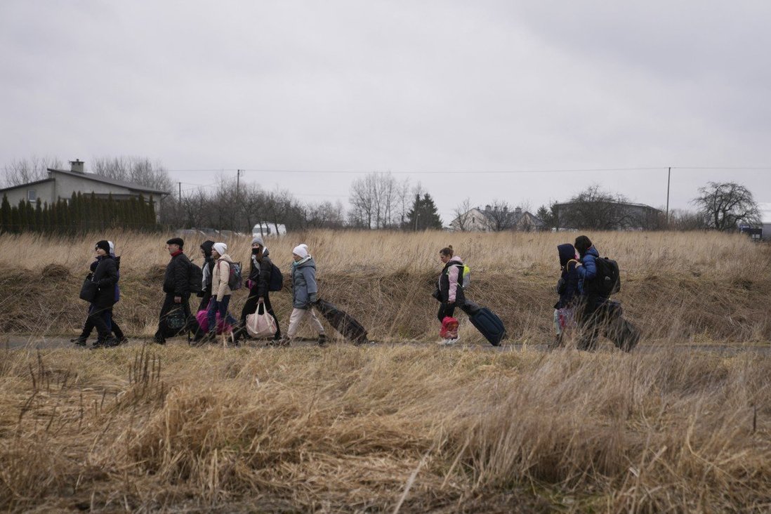 Dân Ukraine trên đường sơ tán khỏi vùng chiến sự (ảnh: SCMP)