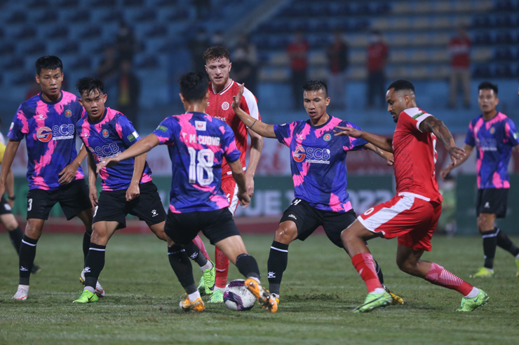 2 ngoại binh Viettel (áo đỏ) tiếp tục chơi thăng hoa, giúp đội nhà&nbsp;tạm thời vươn lên đầu bảng sau trận thắng Sài Gòn FC (tối 5/3)