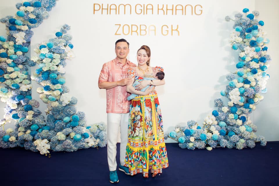Vợ chồng Chi Bảo tổ chức lễ đầy tháng cho con trai