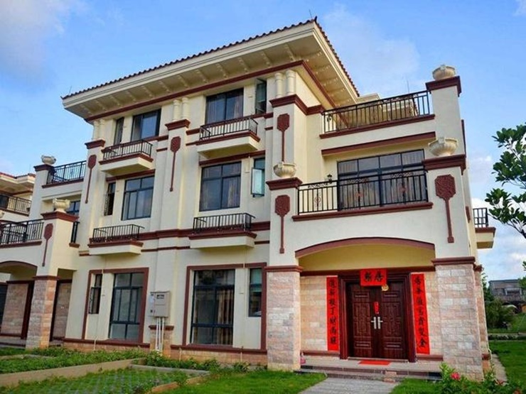 Ngoài ra, xung quanh biệt thự có công viên với dòng suối nhỏ, cây cầu, sân đá bóng và sân khấu tổ chức các buổi biểu diễn.
