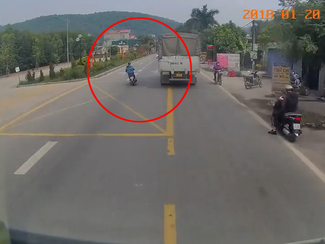 Xe máy - Xe đạp - Clip:Ninja đánh võng khiến xe ngược chiều hoảng hồn