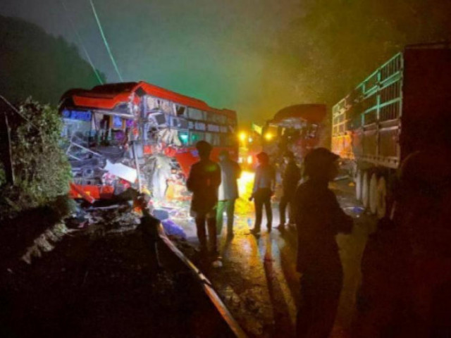 Tin tức trong ngày - Xe khách đấu đầu xe đầu kéo tại Tuyên Quang: Cả 2 xe đều chạy đúng tốc độ?