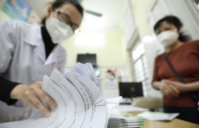 Người lao động cần nắm được quyền lợi, chế độ BHXH mình sẽ được hưởng khi là F0 hoặc nghỉ việc để chăm sóc con F0. Ảnh minh họa: TTXVN