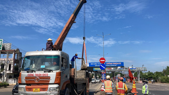 Các khối bê tông được nhân viên của trạm BOT Trảng Bom dùng cẩu đưa lên xe