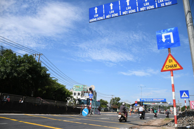 Biển báo đi chậm và quay đầu xe hướng Bắc-Nam trước trạm