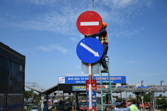 Các biển báo rẽ phải, hướng Nam-Bắc