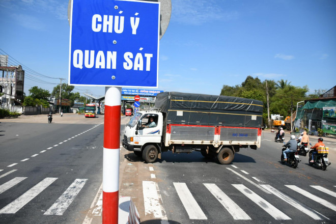 Người dân và các xe có thể quay đầu sang đường